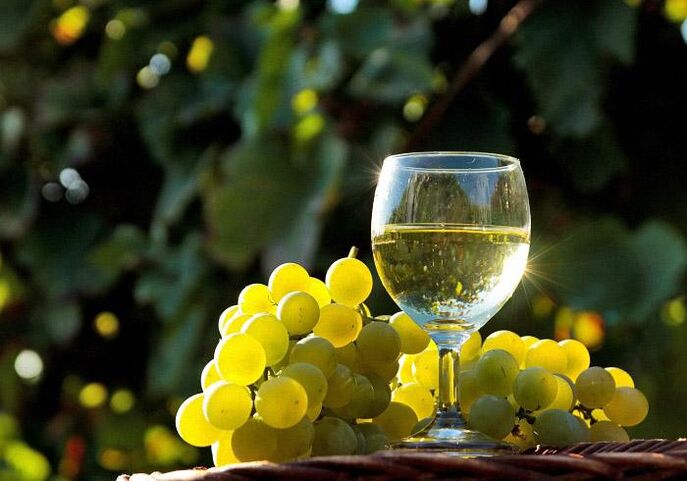النبيذ الأبيض منبه جنسي طبيعي للرجال